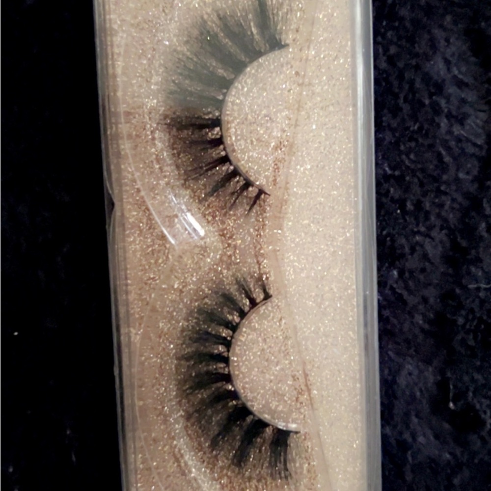 Lashes 🥰 - Picture 4 of 6